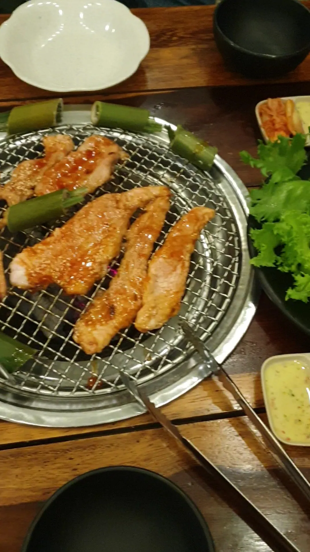 Đồ uống và đĩa thịt bày sẵn chờ lên bếp than