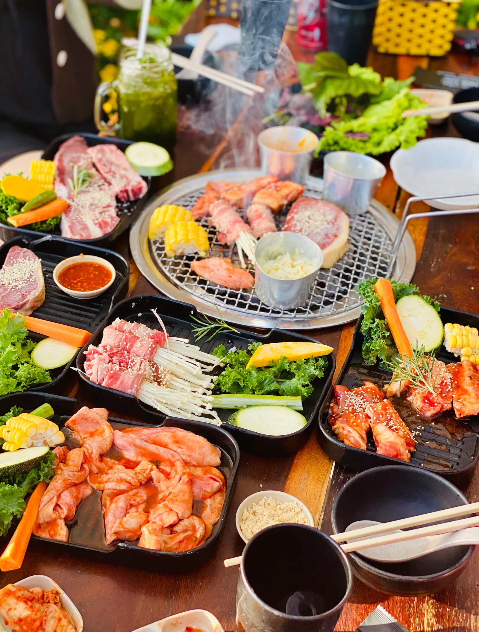 Vỉ thịt nướng đỏ rực trên than hoa tại Tiệm nướng Mùa Thu