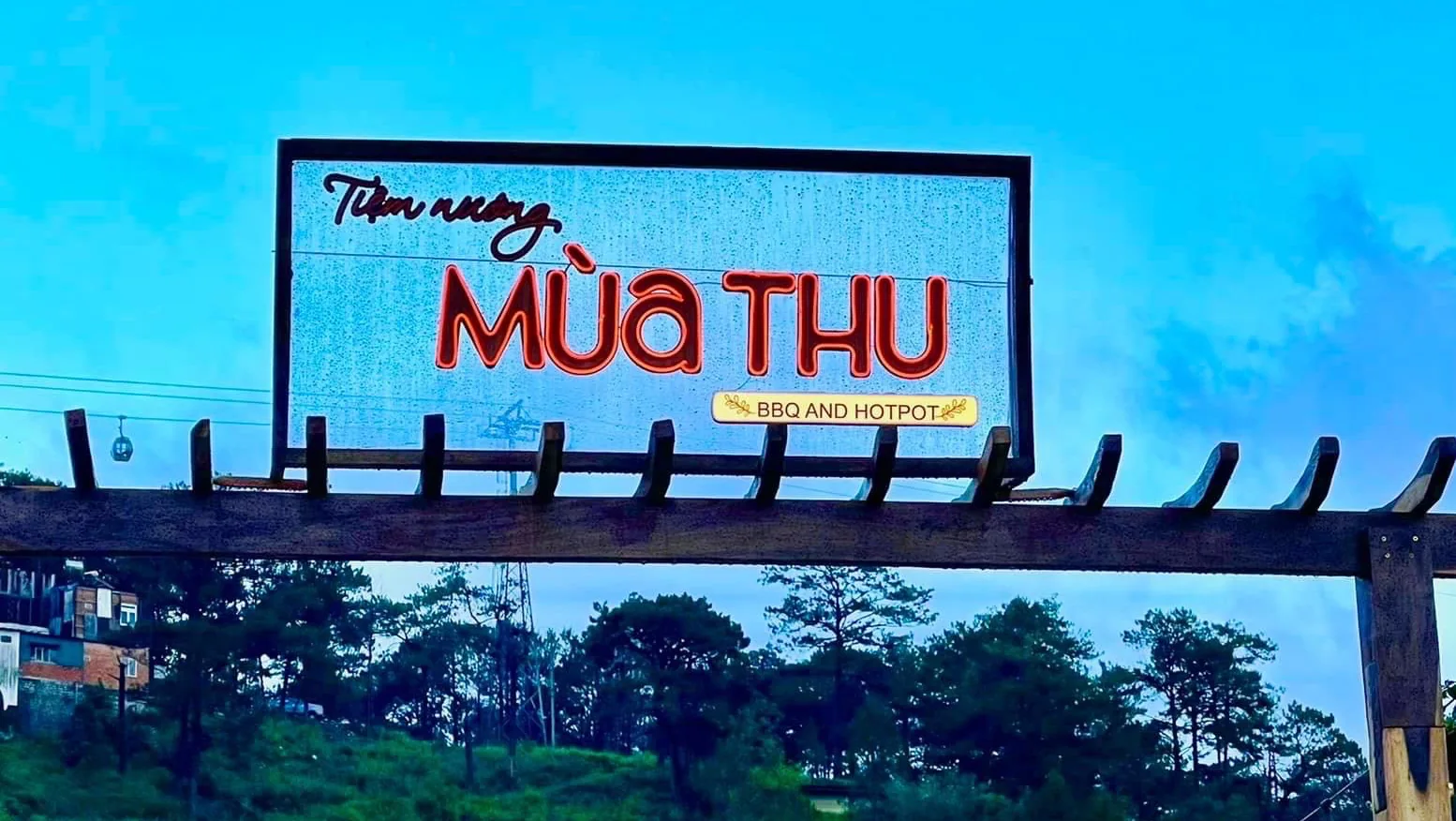 Mặt tiền quán Mùa Thu lên đèn vàng giữa phố Đà Lạt